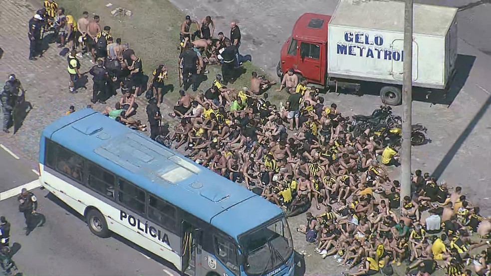 Torcedores do Peñarol detidos pela Polícia Militar na Zona Oeste do Rio — Foto: Charles Júnior/ TV Globo