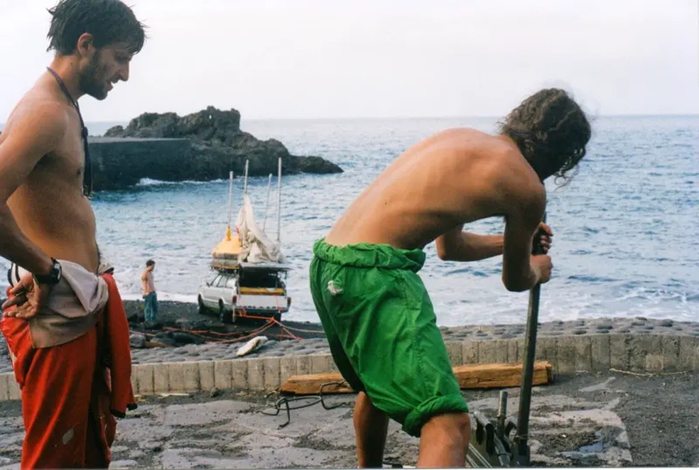 Marco Amoretti e seus irmãos preparam os carros para a partida em La Palma — Foto: Autonauti via BBC