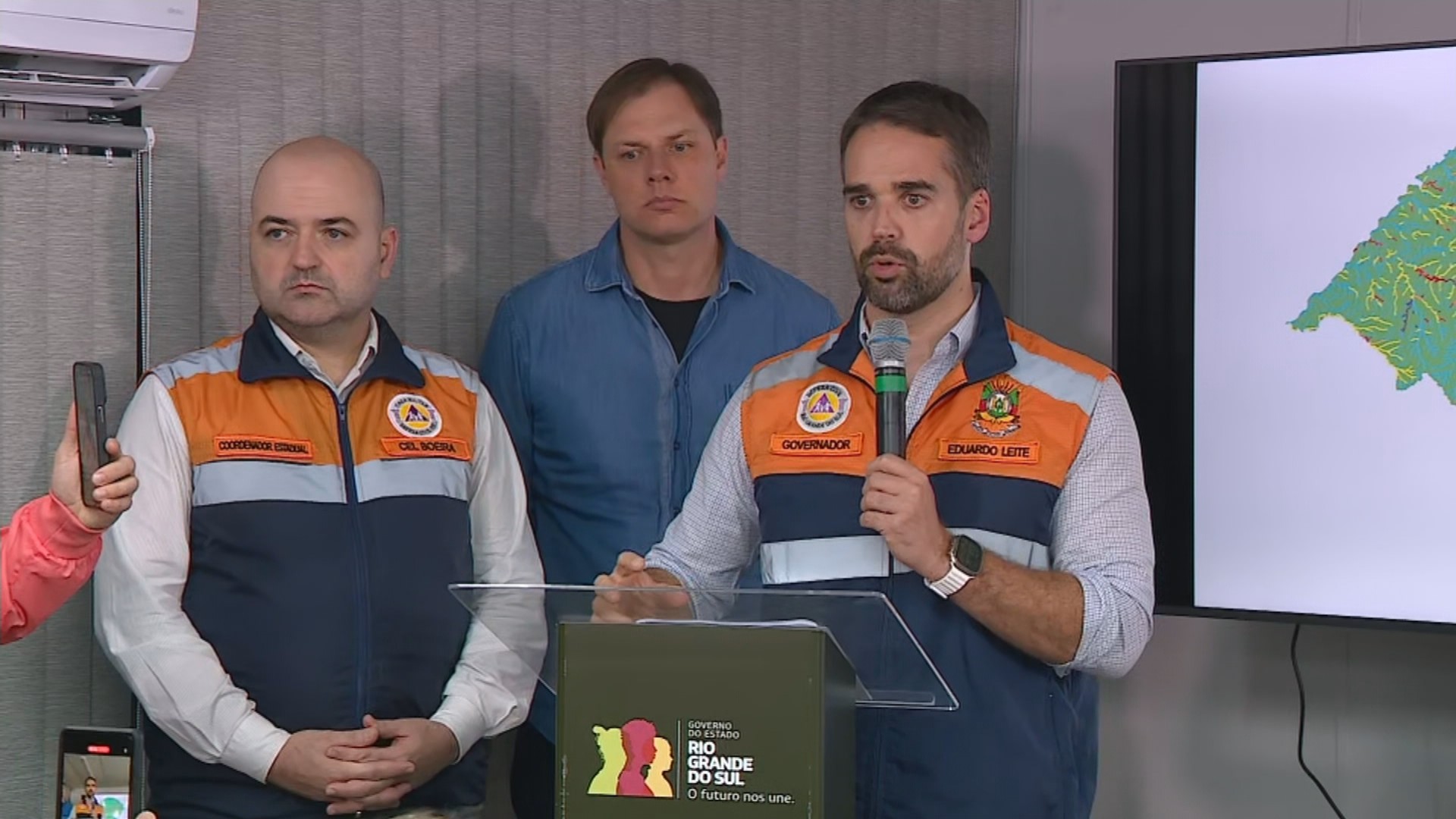 Temporais no RS: 'Nós não teremos capacidade de fazer todos os resgates', diz Eduardo Leite