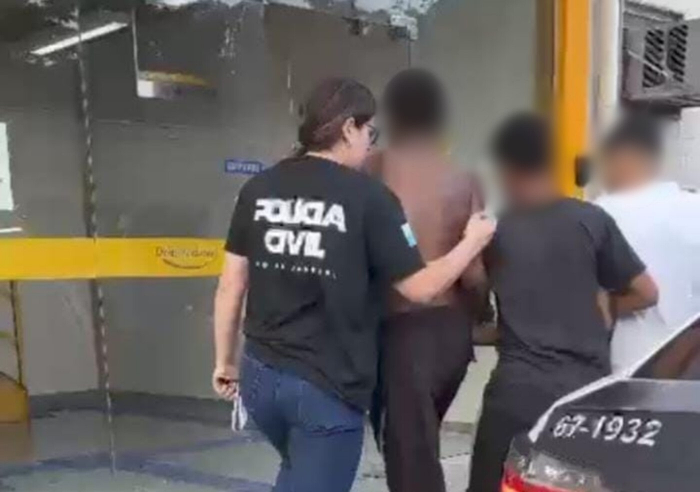 Mãe de vítima de estupro coletivo no RJ diz que a filha foi levada para dentro de ônibus: 'Foram todos os tipos de abuso, tapas na cara'