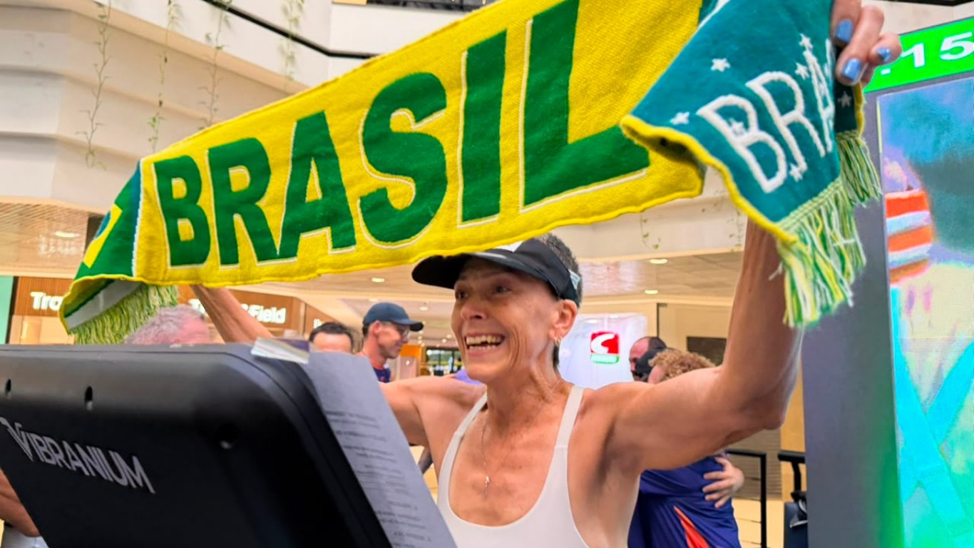 Quase 900 km em 7 dias: brasileira de 55 anos bate recorde mundial de corrida em esteira em Florianópolis