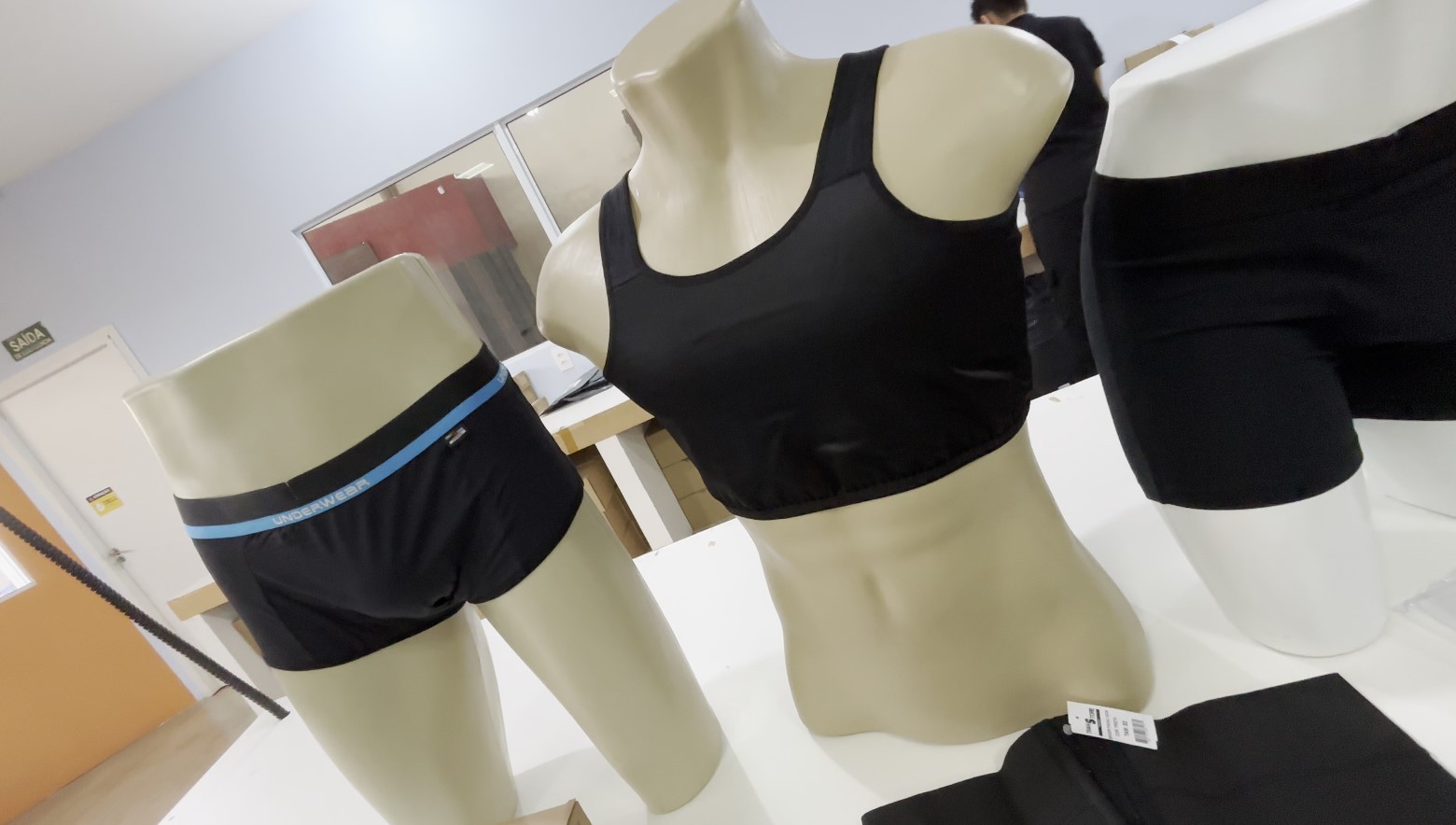 Achatar os seios e urinar em pé: o que são packer, binder e tape e como eles ajudam no bem-estar de pessoas trans