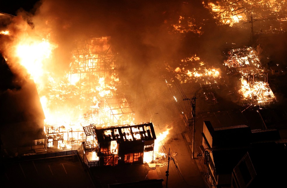 Imagem aérea mostra um prédio em chamas na cidade de Wajima, no oeste do Japão, após terremoto de 7,6 atingir a região, em 1º de janeiro de 2024. — Foto: Yomiuri Shimbun/ STR via AFP