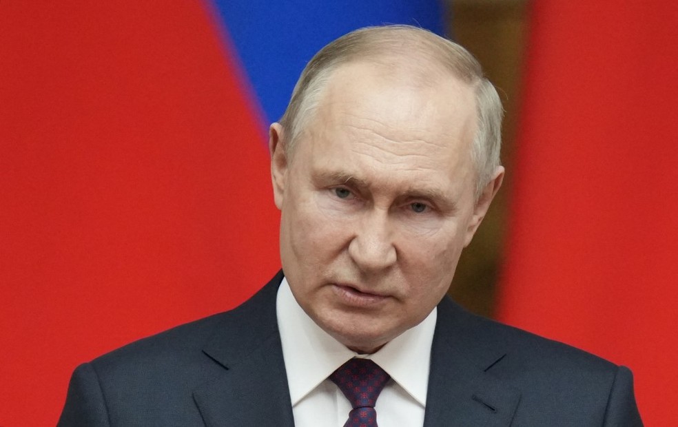 O presidente russo, Vladimir Putin, se reúne com membros do Conselho Legislativo da Assembleia Federal antes do Dia Parlamentar da Rússia em São Petersburgo em 28 de abril de 2023.  — Foto: Alexey DANICHEV / SPUTNIK / AFP