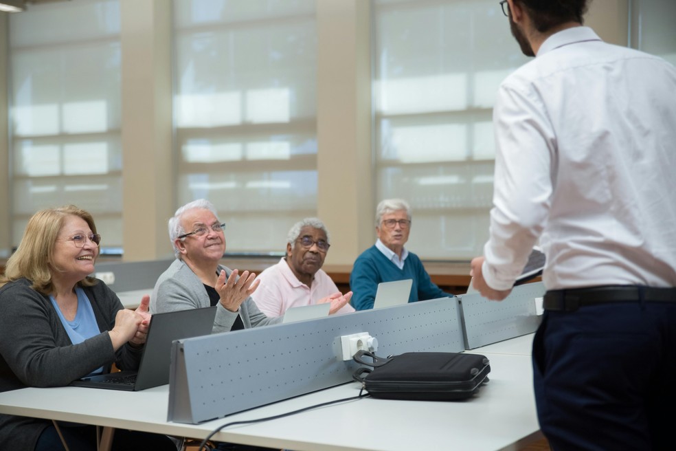 Reunião com pessoas da terceira idade — Foto: Foto de Kampus Production