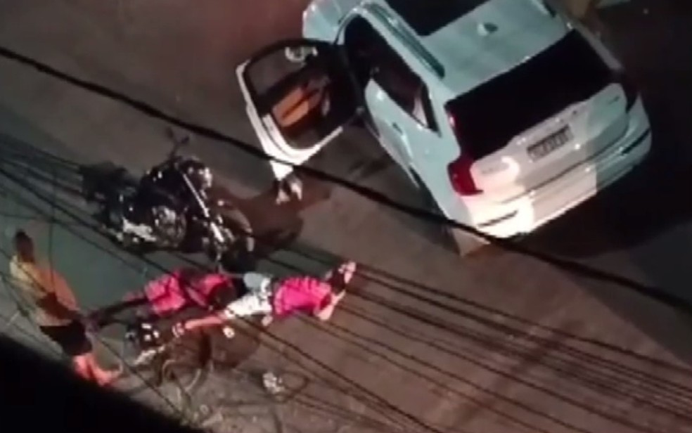 Homem rendeu as vítimas no bairro de Ondina, em Salvador — Foto: Redes sociais