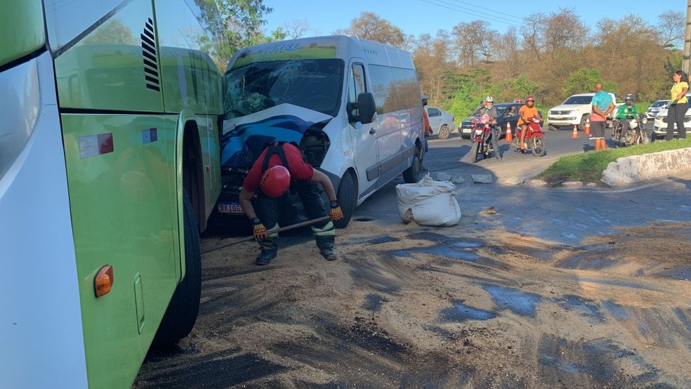 Colisão de ônibus com van — Foto: Nice Ribeiro/ TV Mirante