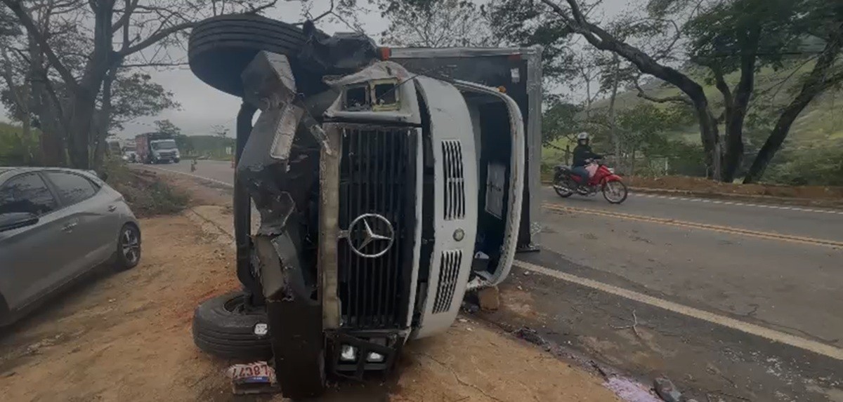 Caminhoneiro fica ferido em capotamento na RJ-116, entre Santo Antônio de Pádua e Aperibé