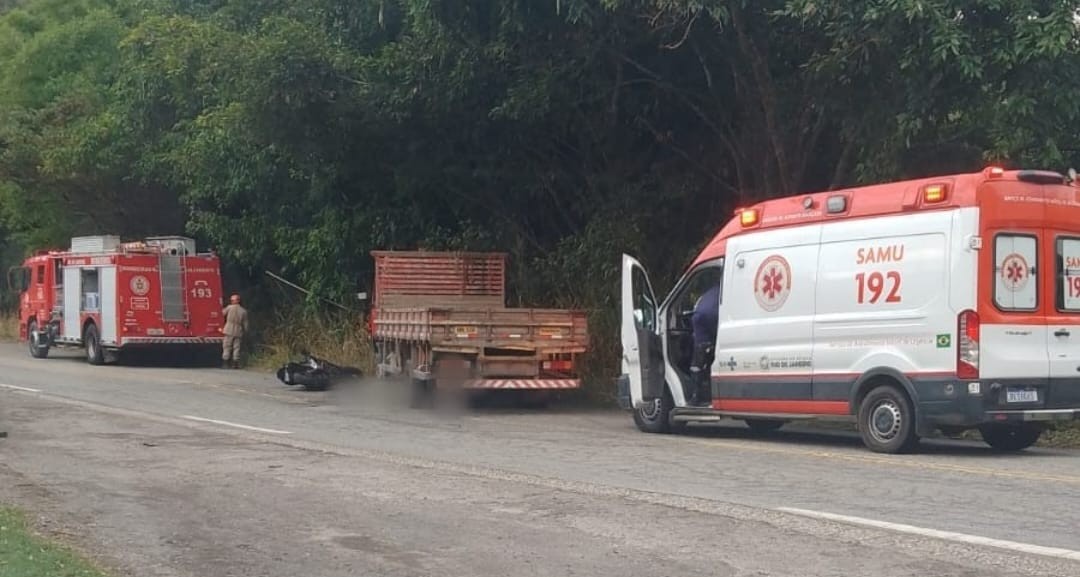 Jovem morre em acidente entre moto e caminhão na RJ-121, em Vassouras