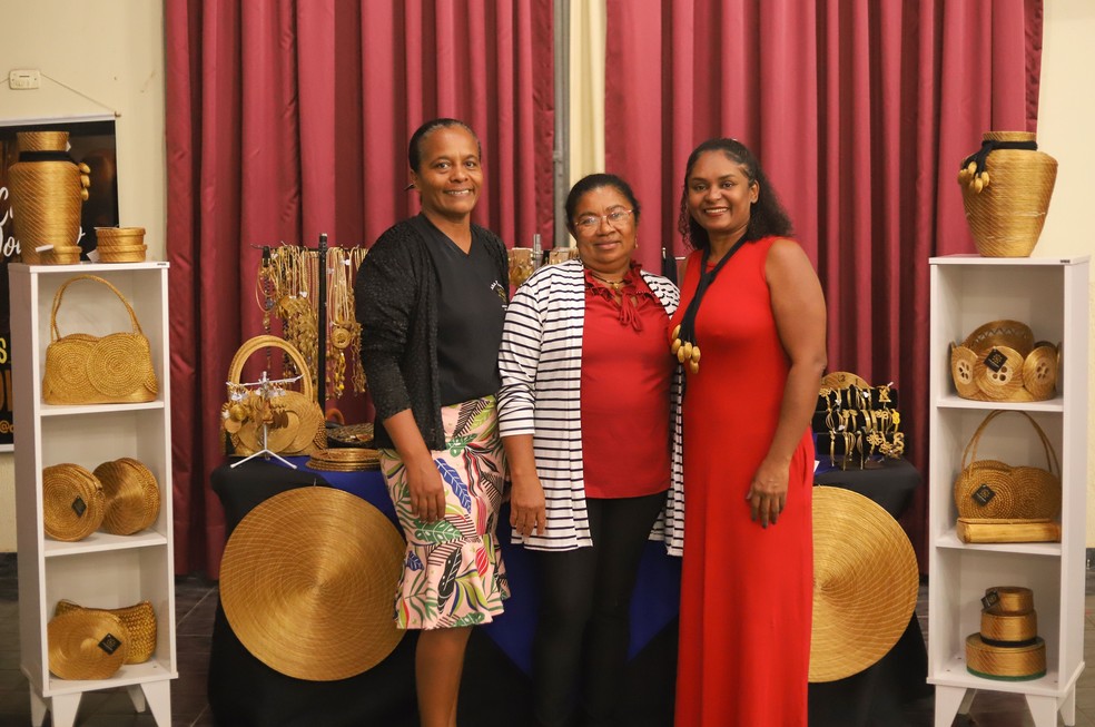 Eliene (&agrave; direita) &eacute; presidente da Associa&ccedil;&atilde;o Dianopolina de artes&atilde;os &mdash; Foto: Reprodu&ccedil;&atilde;o/Eliene Cantu&aacute;rio