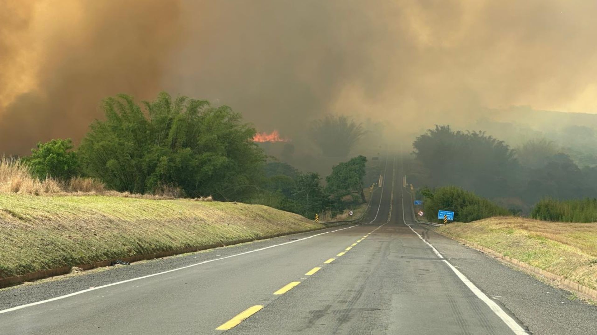 Incêndio de grandes proporções causa interdição total da BR-153 durante uma hora no interior de SP