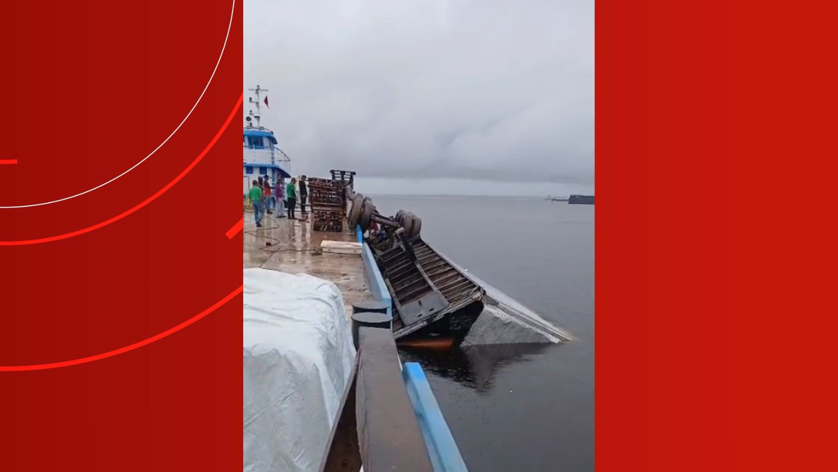 Carreta carregada com pacotes de leite tomba no Rio Negro em Manaus; VÍDEO
