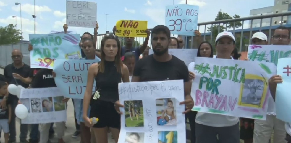 Grupo protesta na porta de hospital após morte de bebê — Foto: Reprodução/TV Subaé