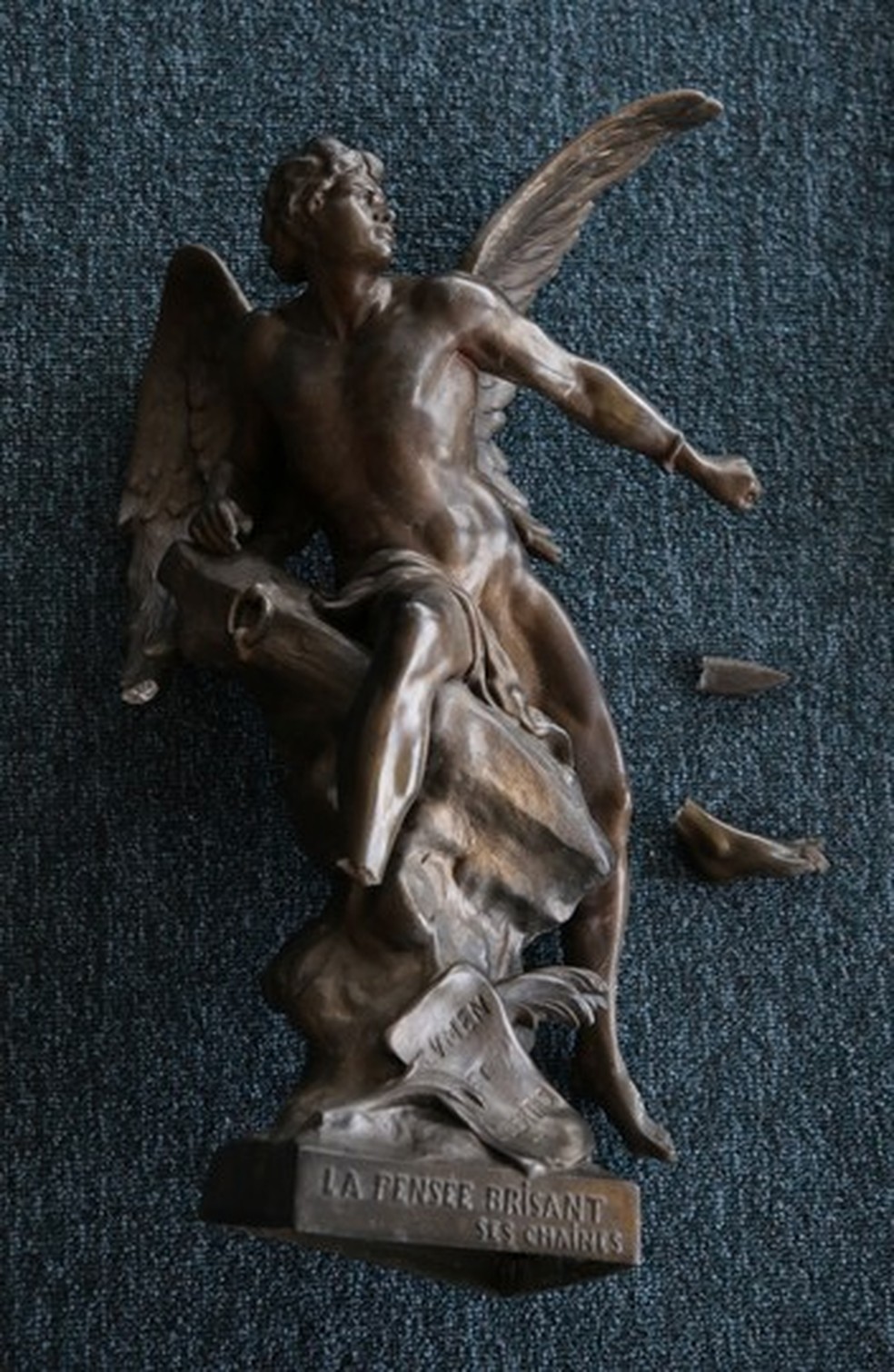 Escultura "La pensée brisant ses chaines", do francês Émile Picault, do acervo do STF. — Foto: Arquivo/Cecor UFMG