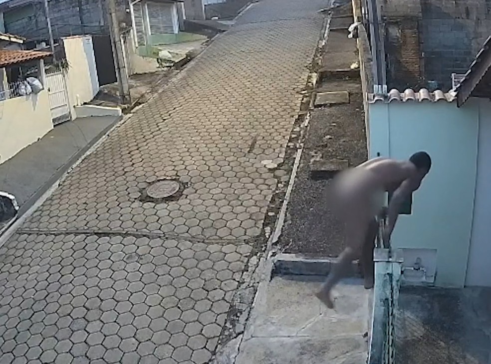 Imagem mostra homem pelado invadindo casas no interior de SP | Foto: Reprodução