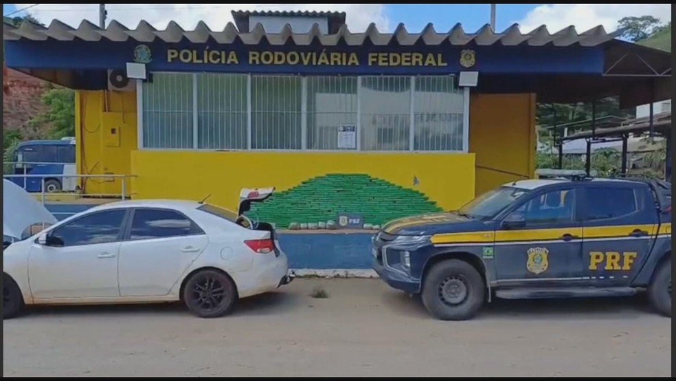 PRF apreende carro com 200 kg de drogas na BR-262