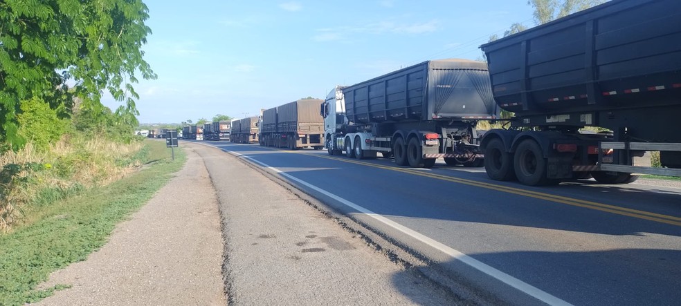 Trecho próximo a cidade de Alcorizal está interditado após acidente na BR-364. — Foto: Cínthya Rocha/TVCA