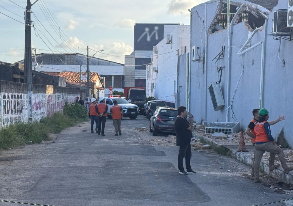 Local onde teto desabou foi isolado em Aracaju — Foto: Kedma Ferr/TV Sergipe