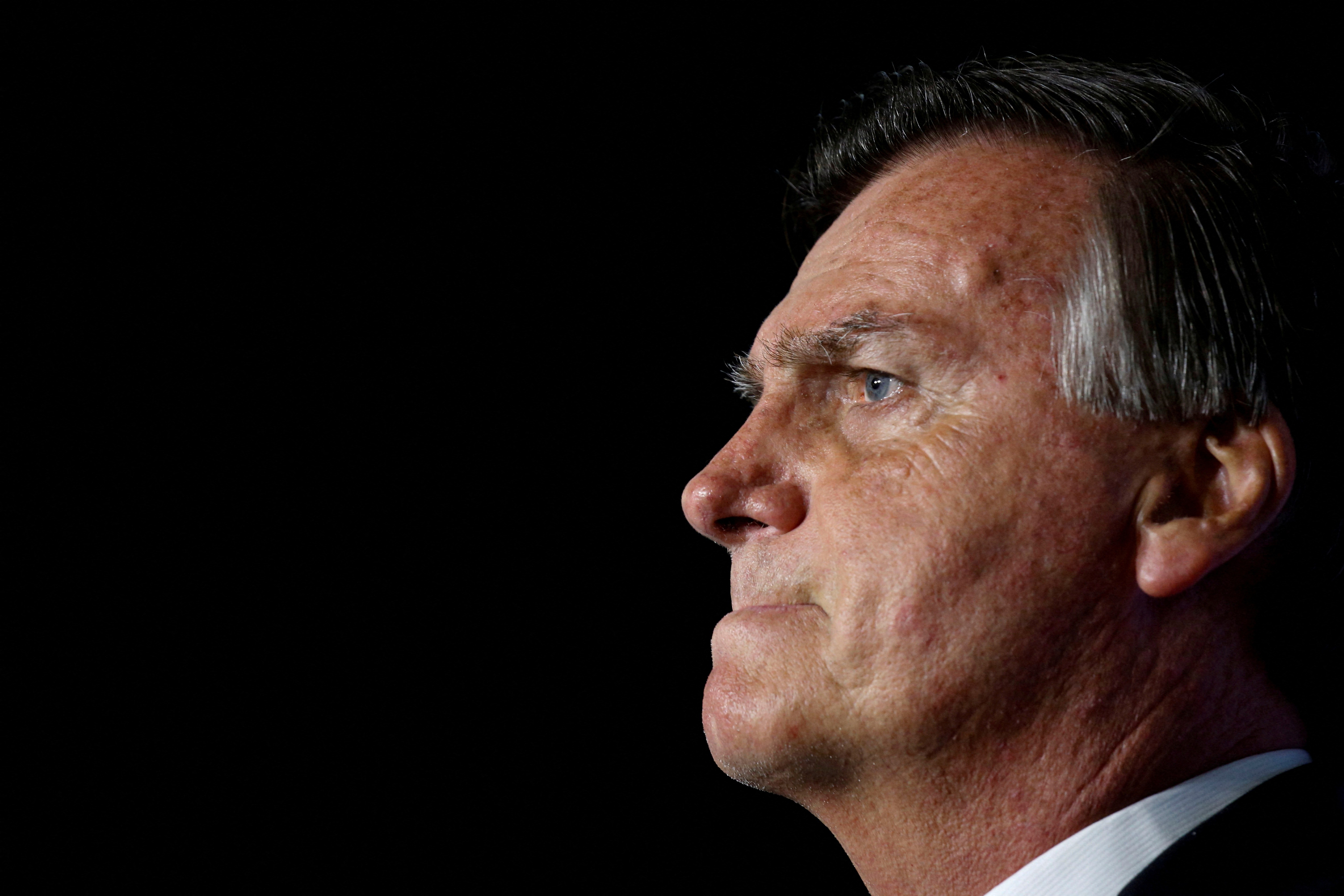 Bolsonaro passou mal e teve queda durante a noite, diz Michelle