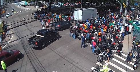 Após protesto, prefeitura diz que não proíbe transporte de passageiros