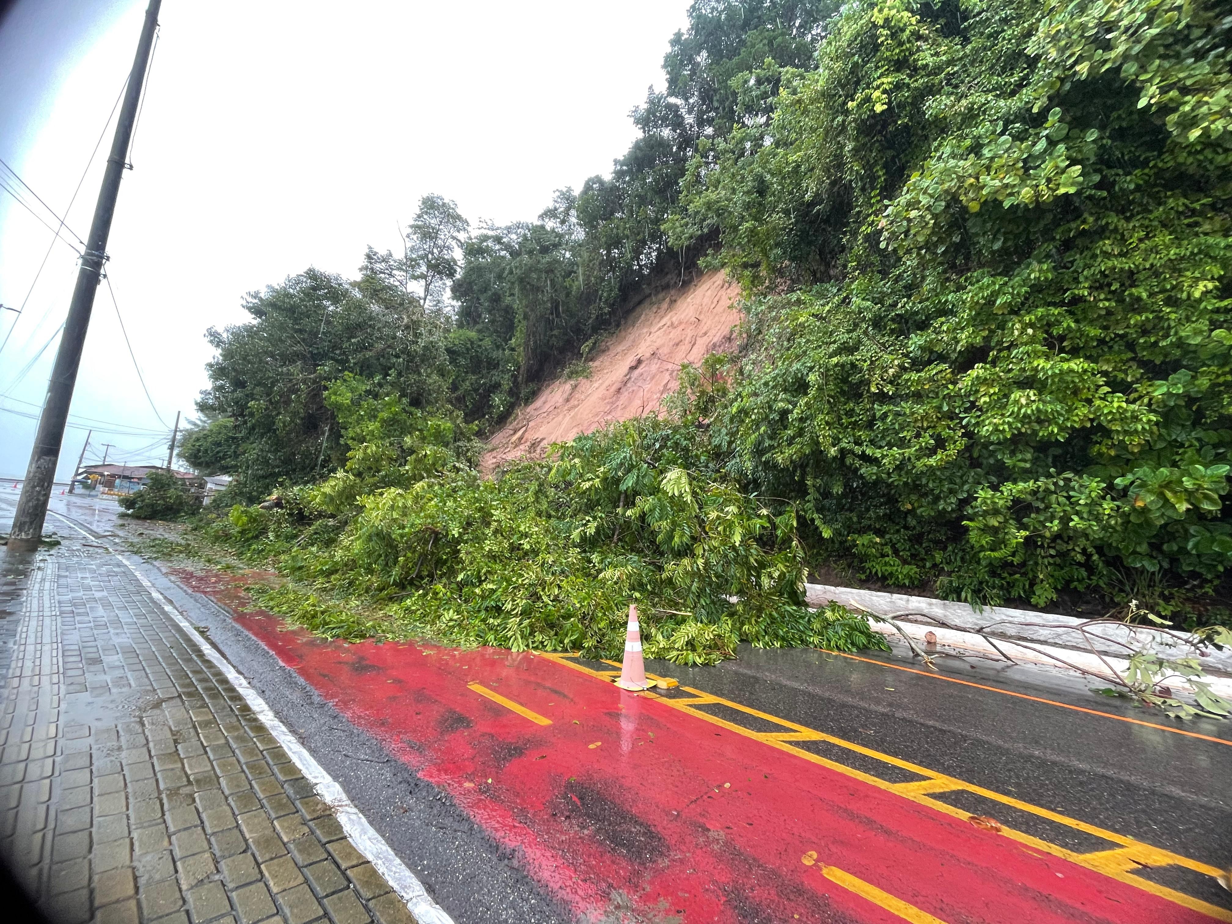 Parte da barreira de Cabo Branco desliza por causa da chuva em João Pessoa