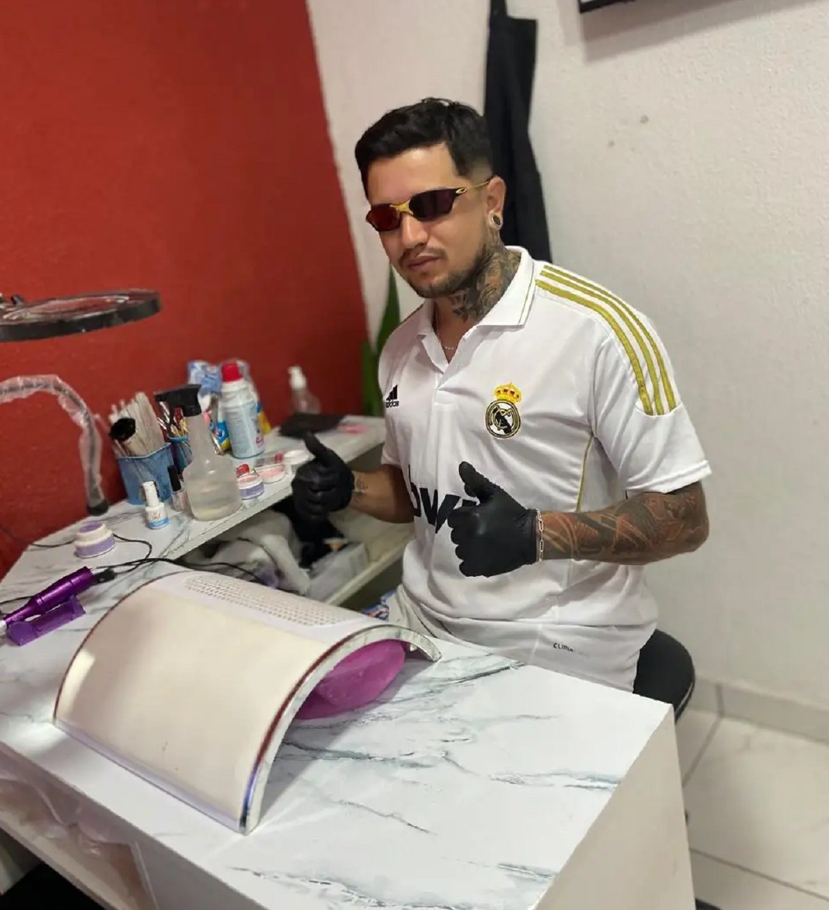 De instalador a designer de unhas: homem transforma ajuda à esposa em profissão