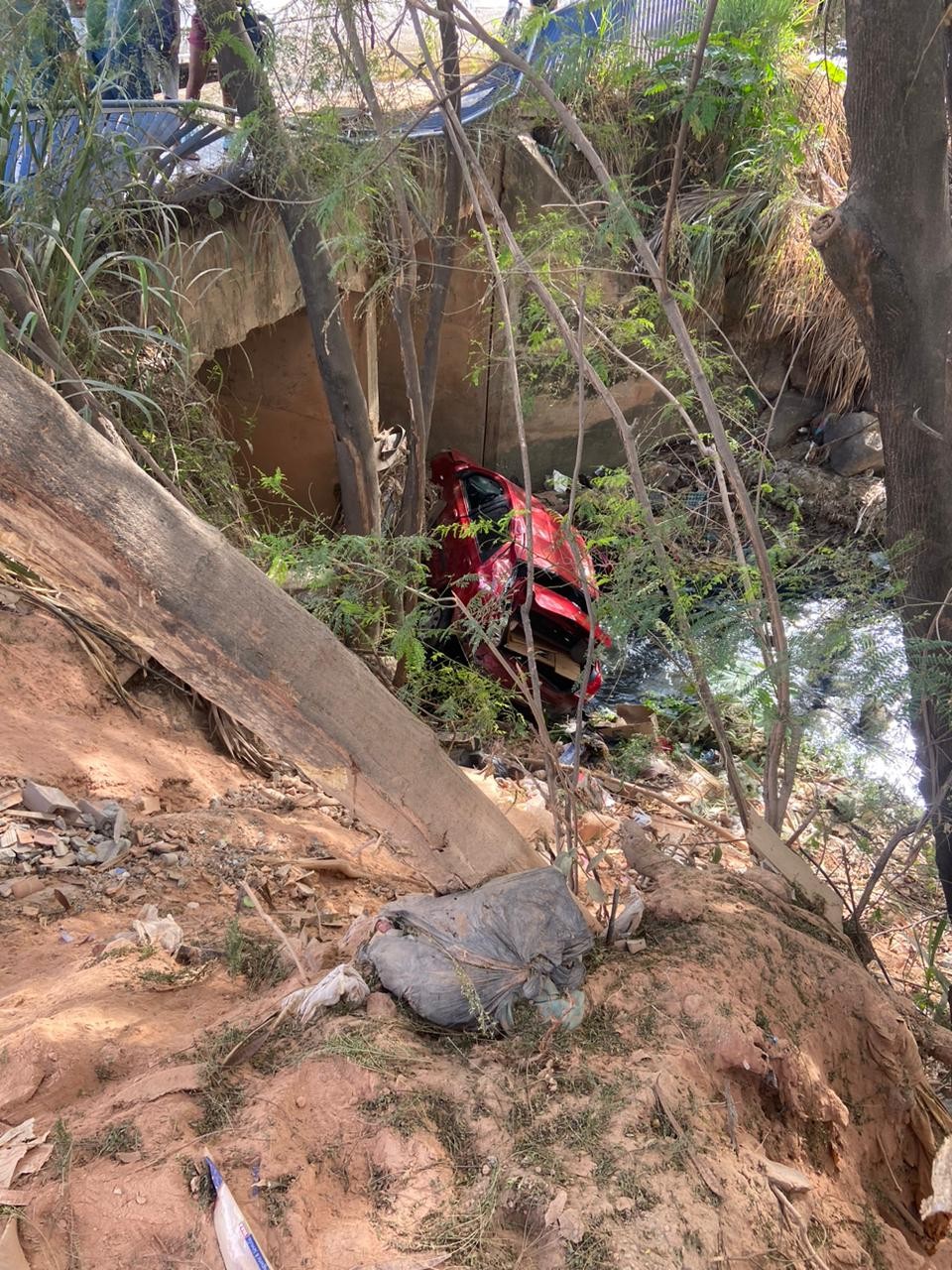 Suspeitos roubam motorista de aplicativo e caem com o veículo dentro de um córrego, em Ribeirão das Neves, na Grande BH