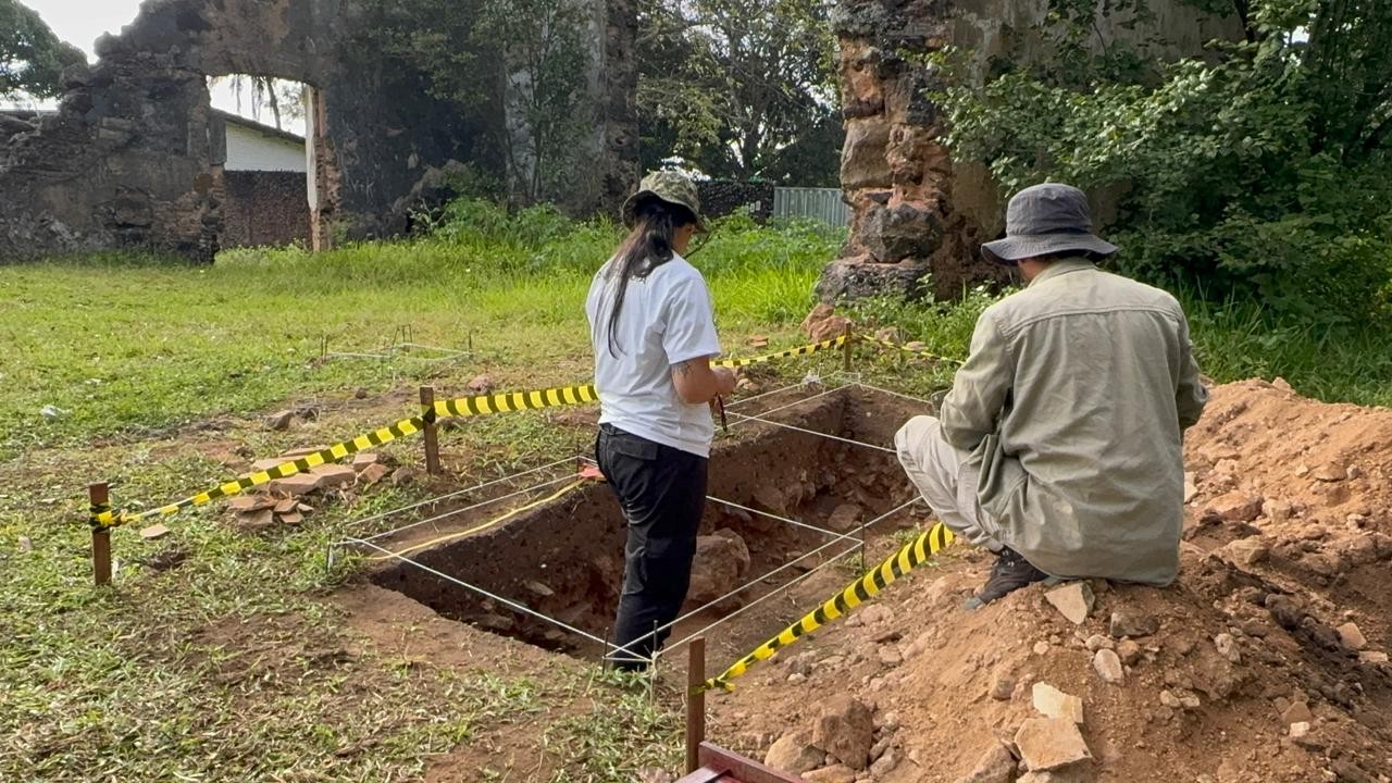 Escavações em ruínas de igreja em Extremoz buscam reconstruir história da região