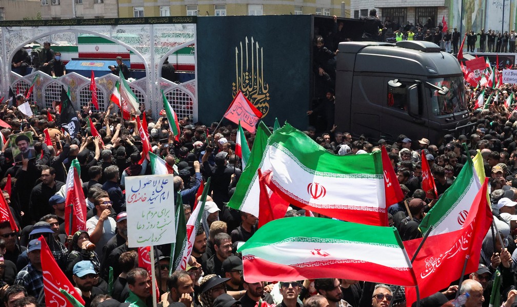 Pessoas carregam bandeira do l&iacute;bano durante cortejo f&uacute;nebre de Ali Khamenei &mdash; Foto: Reuters
