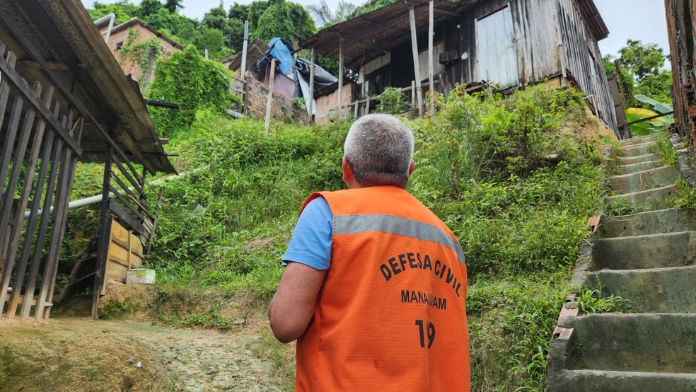 Defesa Civil de Manaus está no local para prestar apoio às famílias atingidas. — Foto: Karla Mendes/Rede Amazônica