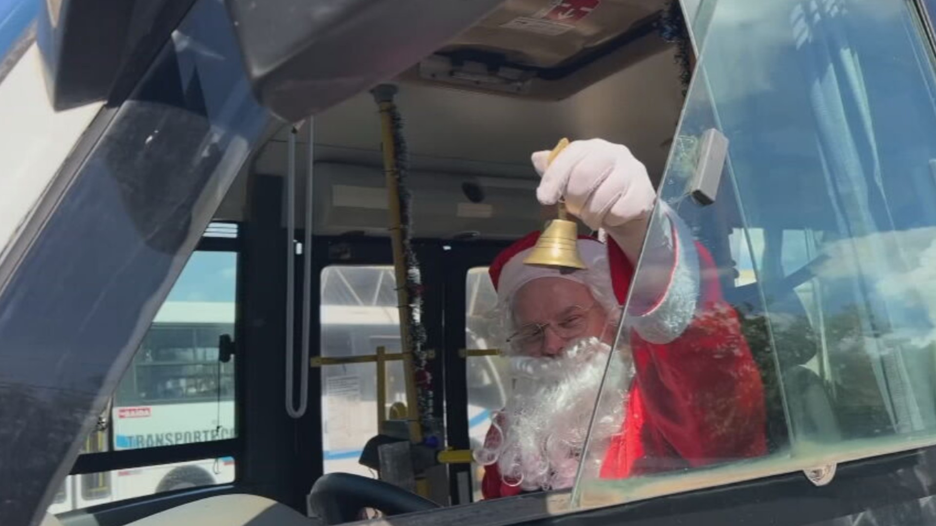 Motorista de ônibus se veste de Papai Noel há uma década e transforma veículo em 'trenó' no Natal