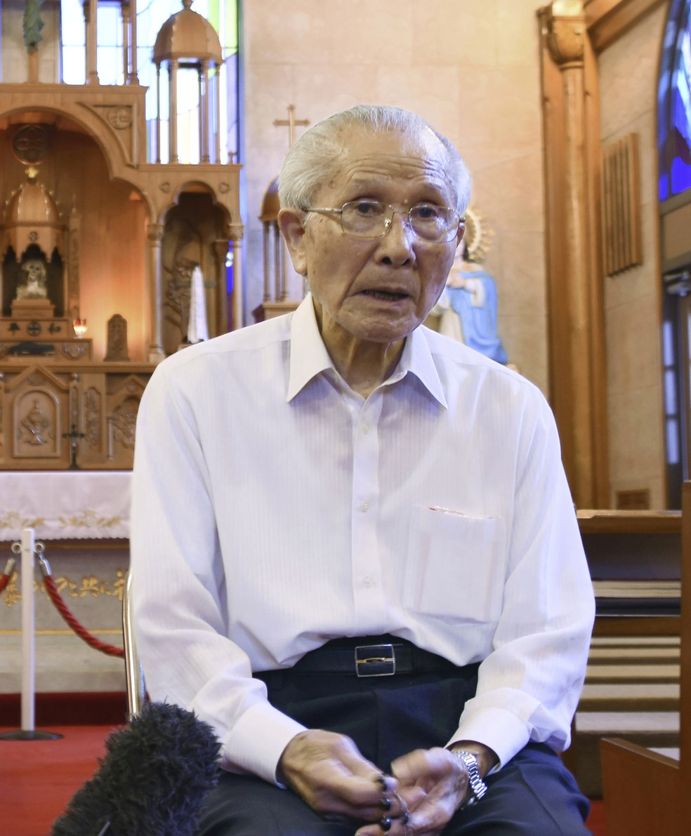 Shigemi Fukahori na Catedral de Urakami em Nagasaki, sul do Japão, em 29 de julho de 2020 — Foto: Associated Press