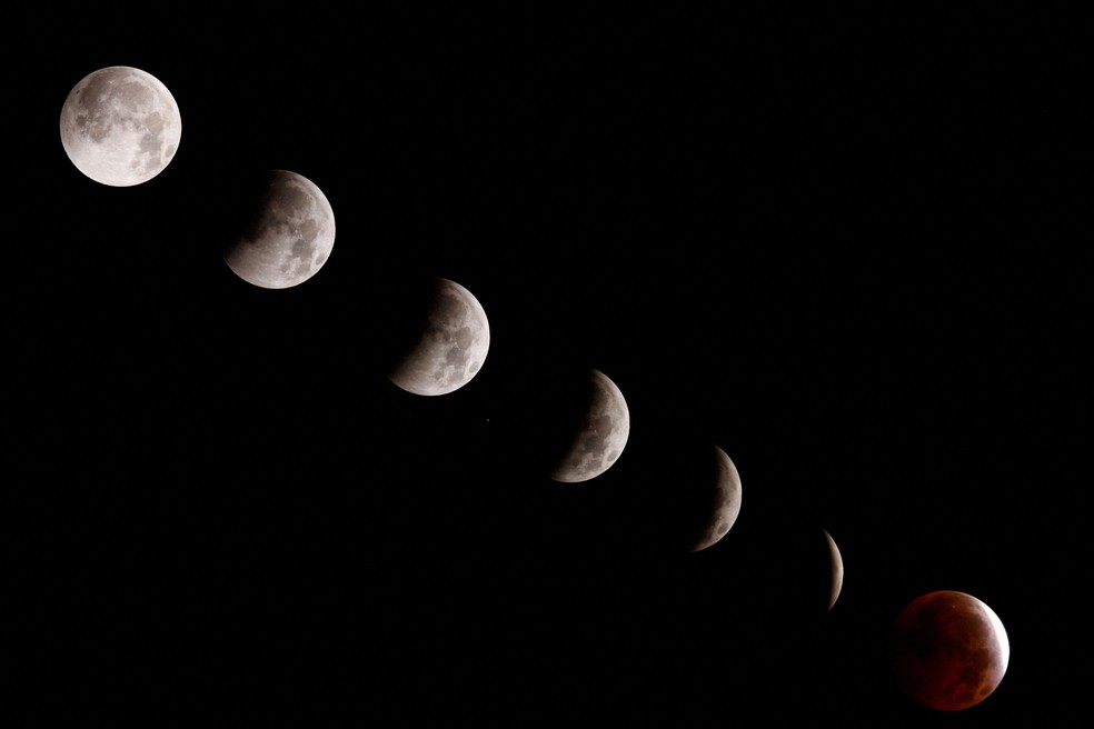 Imagem composta de sete fotografias separadas, tiradas com uma única câmera fixa, mostra as fases da lua durante um eclipse lunar parcial sobre a ilha de Gran Canaria. — Foto: REUTERS/Borja Suarez