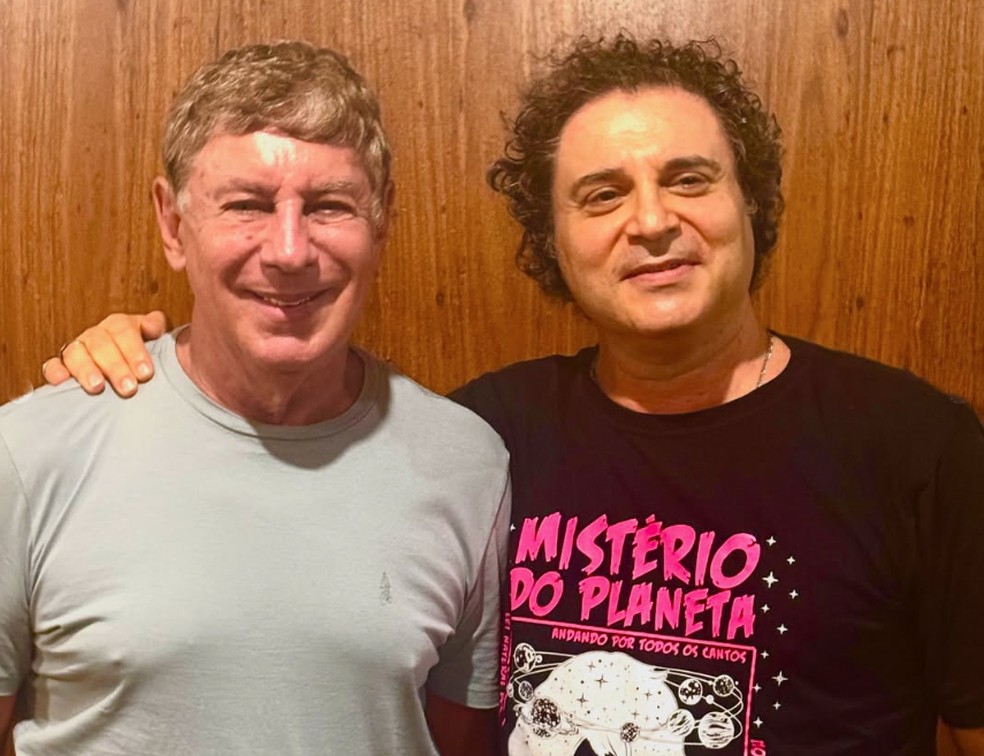 Flávio Venturini (à esquerda) canta ‘Mais uma vez’ com Frejat — Foto: Divulgação