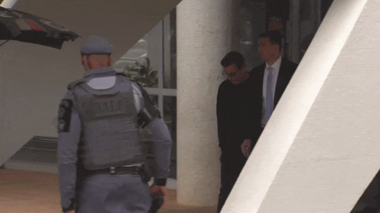 Vídeo mostra momento em que secretário e marido da prefeita de Bauru é levado durante operação contra fraudes em licitação