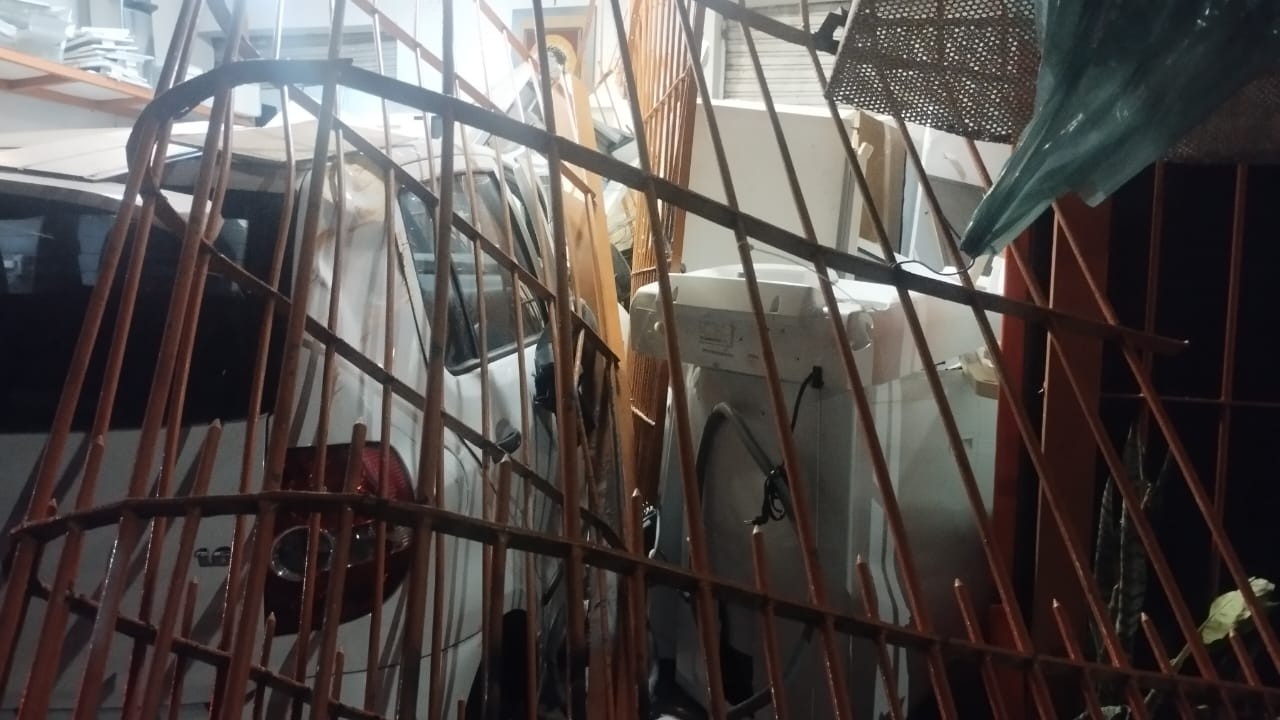 Carro roubado invade loja de refrigeração durante perseguição policial em Sumaré