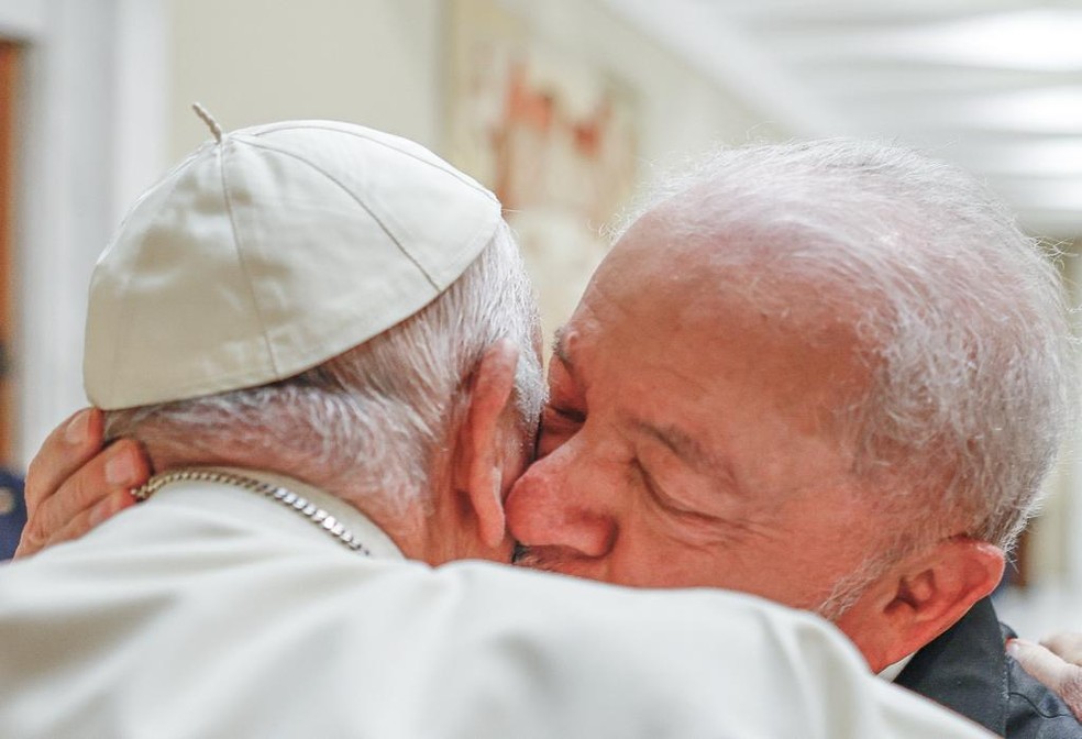 O papa Francisco e o presidente Luiz Inácio Lula da Silva se abraçam durante encontro no Vaticano no dia 23 de junho de 2023 — Foto: Ricardo Stuckert/Presidência da República
