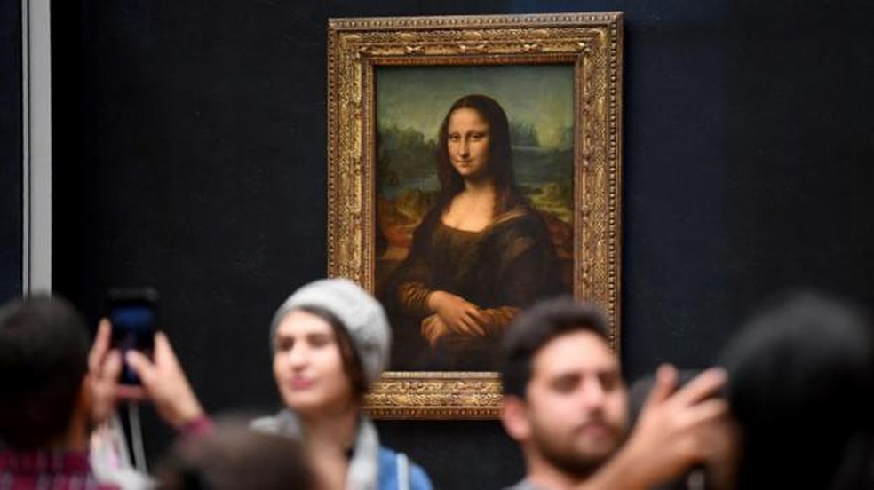 A Mona Lisa atrai multidões ao Louvre, em Paris — Foto: BBC / GETTY IMAGES