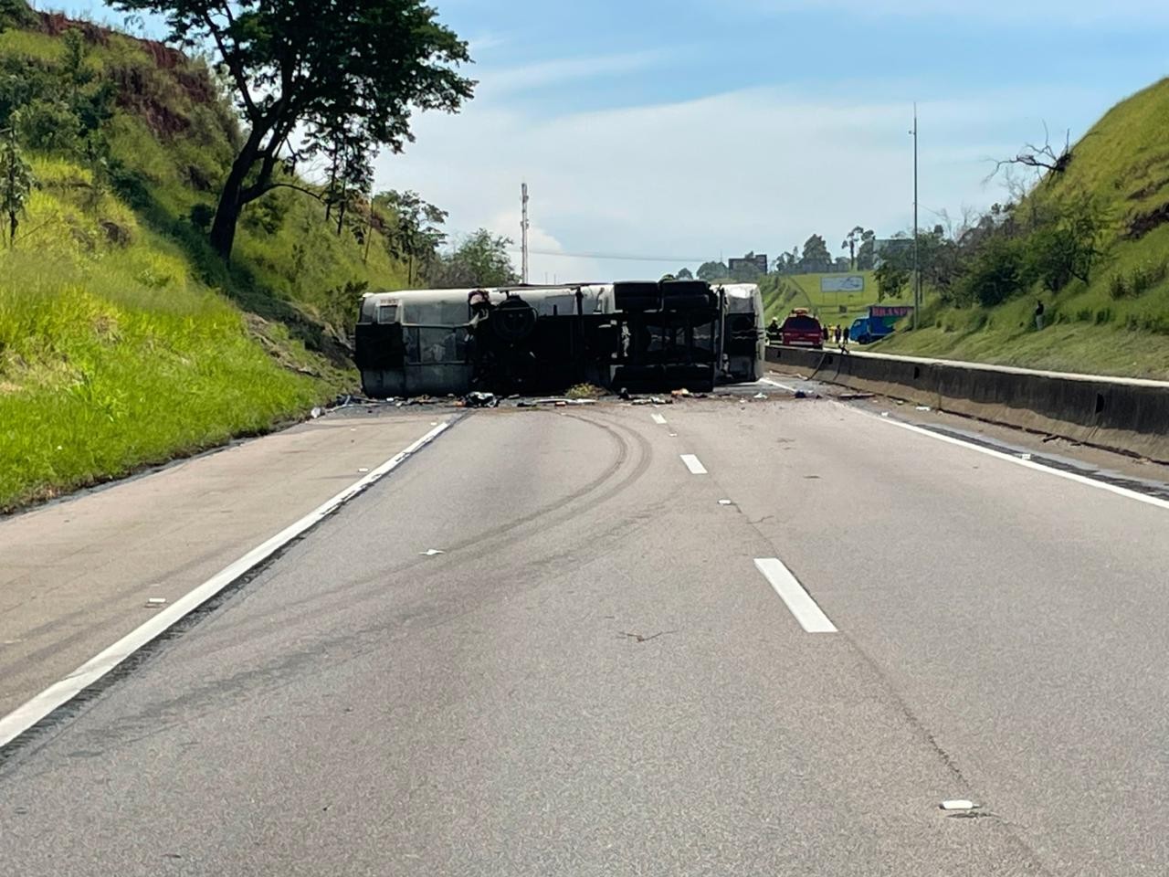 Vazamento de combustível interdita pistas da Dutra, em Caçapava, após carreta tombar