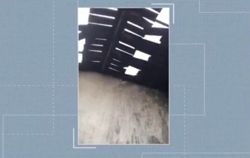 Casa ficou destruída após incêndio — Foto: Reprodução/TV Subaé