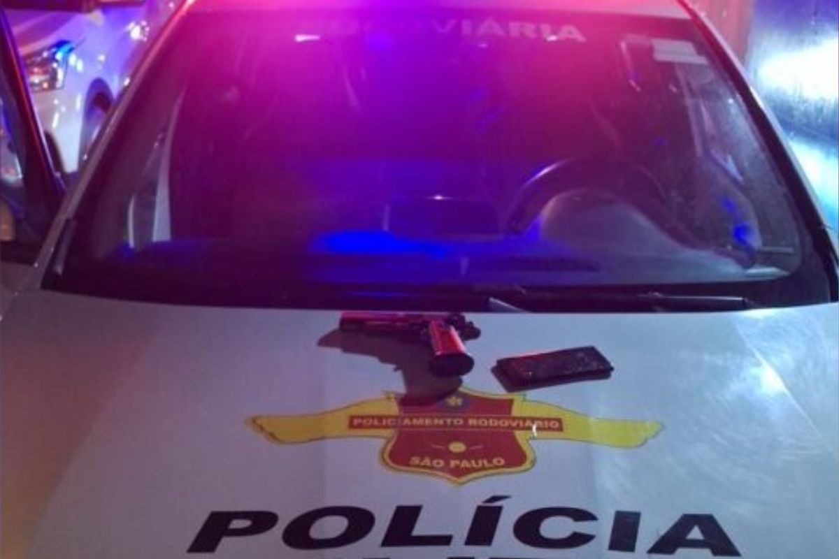 Motorista de app desconfia de passageiros, para em base da PM na Rio-Santos e escapa de assalto