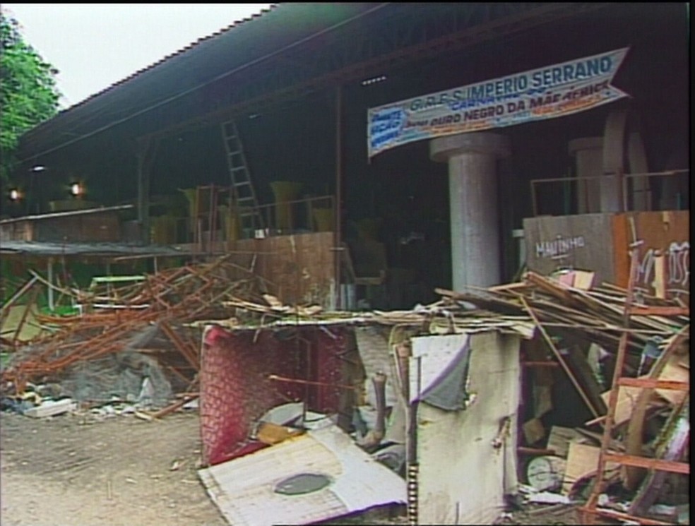 Barracão do Império Serrano pegou fogo em 1997 — Foto: Reprodução TV Globo