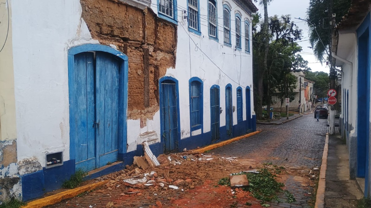 Parte de casarão centenário desaba e interdita rua no Centro de Resende