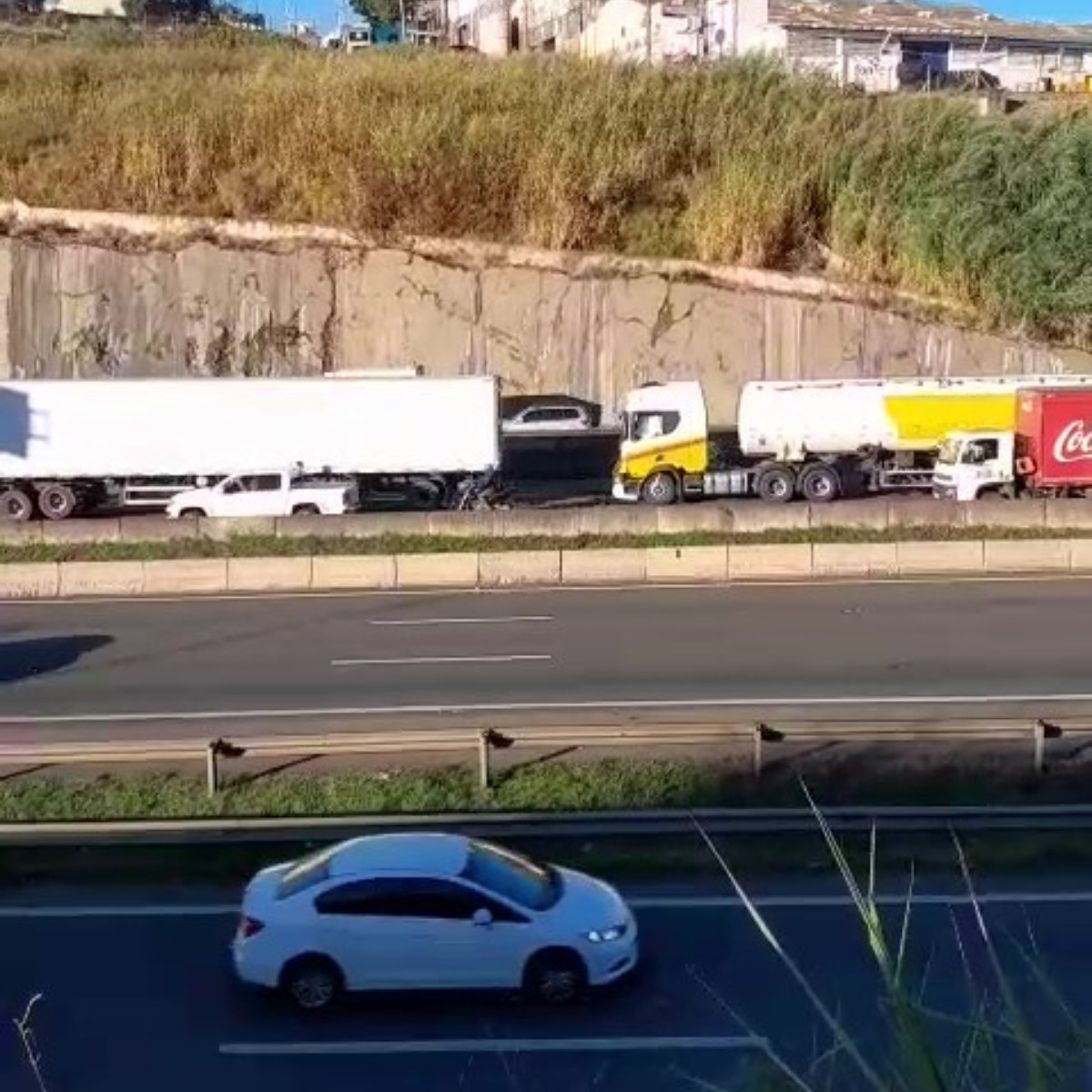 Acidente entre caminhões interdita a Rodovia Dom Pedro I, em Campinas