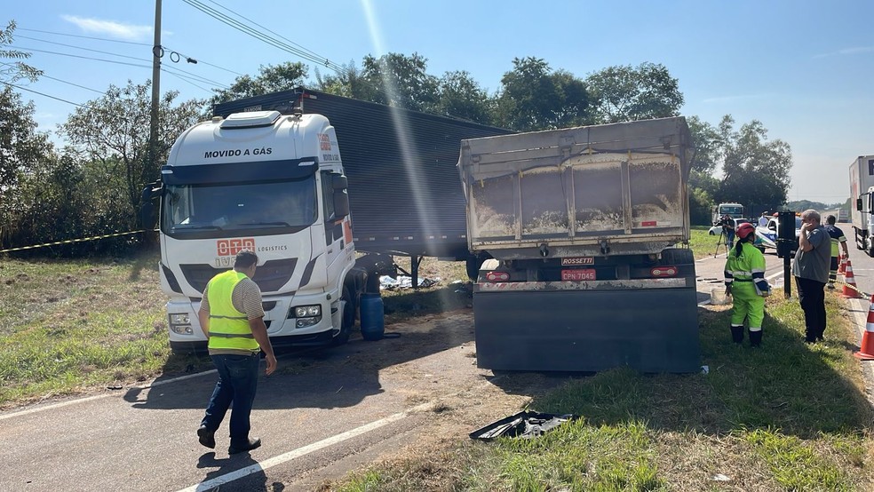 Acidente entre carro e dois caminhões deixa duas pessoas mortas em Monte Mor — Foto: Jefferson Souza/EPTV