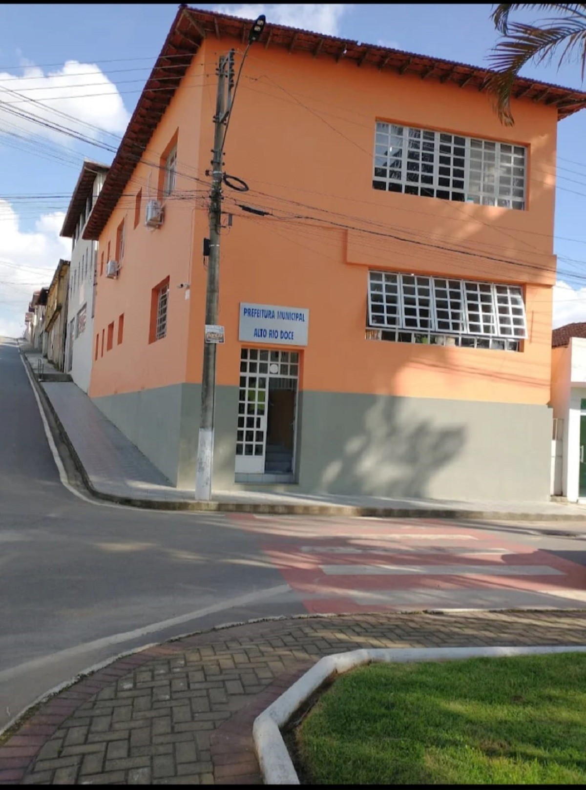 Com salários de até R$ 12 mil, Prefeitura de Alto Rio Doce abre concurso com 110 vagas
