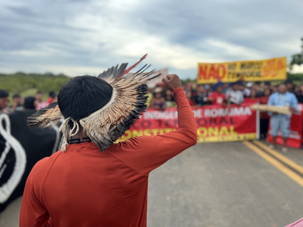 Mais de mil indígenas manifestam contra o Marco Tempral na BR-174, no Norte de Roraima — Foto: Caíque Rodrigues/g1 RR