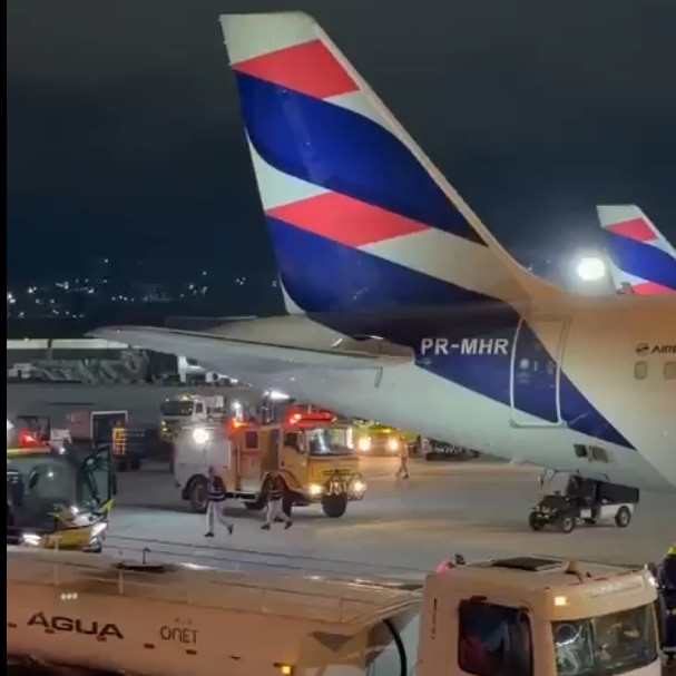 Passageiros são retirados de avião após incêndio em equipamento no Aeroporto de SP, em Guarulhos