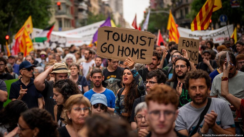 Em junho, moradores de Barcelona protestaram com o turismo — Foto: Emilio Morenatti/AP/picture alliance