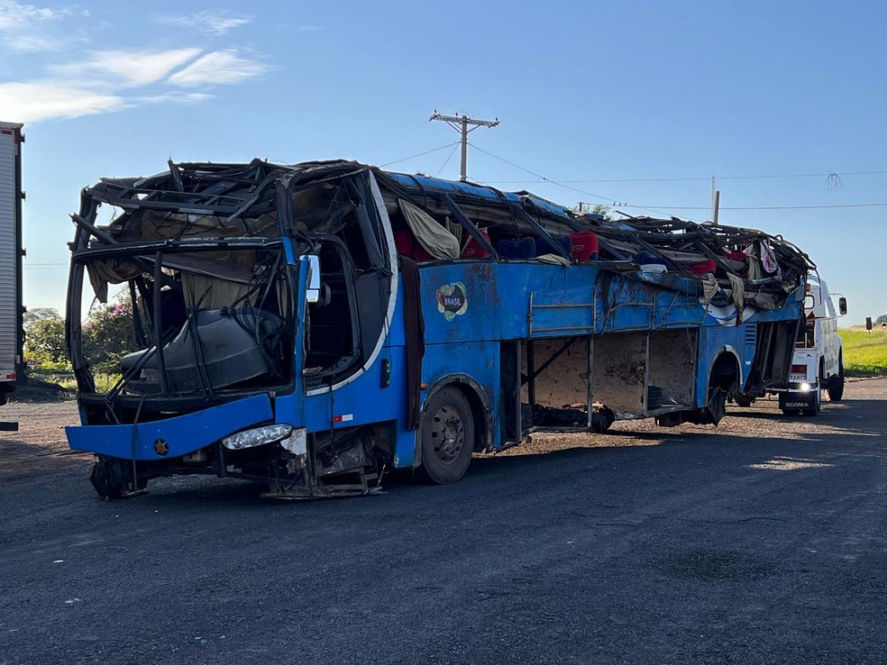 Ônibus tombou na BR-153 entre Ocauçu e Marília — Foto: Filipe Zampoli/ TV TEM